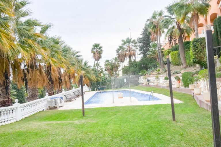 ADOSADO CON VISTAS AL MAR EN TORREQUEBRADA CON AMPLIA TERRAZAS